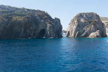 Fototapeta na wymiar Il mare dell'Isola di Ponza. Le bellezze della natura italiana