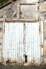 casa en ruina antigua con puerta de madera rota y en ruruida con aspecto pobre y deteriorada por los años