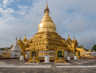 Fototapeta premium The Kuthodaw Pagoda, Mandalay, Myamar