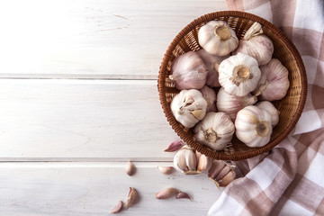 Close up group of the garlic on white wooden table board , top view or overhead shot with copy space © Cozine