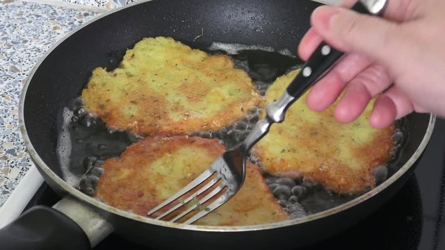 Cooking fried potato pancakes
