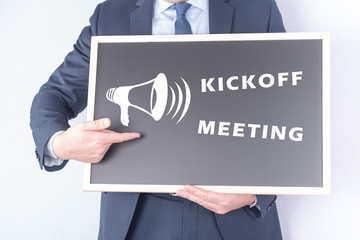Projektmanager mit Schild zu Kickoff Meeting