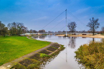 Most na rzece Warcie w mieście Sieradz, Polska © Senatorek