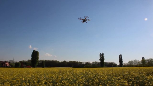 Atterraggio drone su campi coltivati in agricoltura