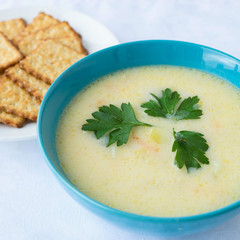 Cheese soup and crackers