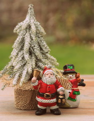 sapin de noël enneigé et personnages de noël