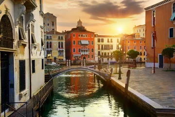 Venezianisches Stadtbild bei Sonnenaufgang © Givaga