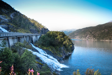 Obraz na płótnie Canvas Wasserfall mit Brücke in Norwegen