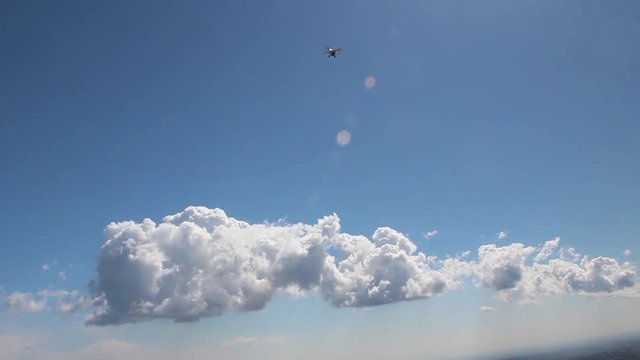 Drone in volo nel cielo sereno di montagna