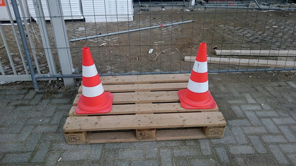 Leitkegel die auf einer Europalette stehen