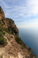 Fototapeta na wymiar La mer méditerranée prêt de Cassis, et Marseille en Provence depuis la falaise du Cap Canaille