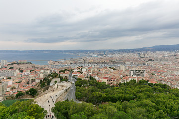Fototapeta na wymiar Le vieux port et la ville de Marseille vus depuis Notre dame de la garde