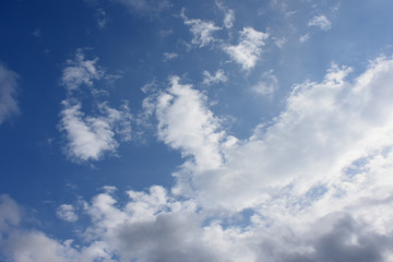 青空と雲「雲の風景」（うやむや、消えかかる、曖昧などのイメージ）