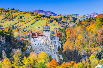 Obraz premium Brasov, Transylvania. Romania. The medieval Castle of Bran, known for the myth of Dracula.