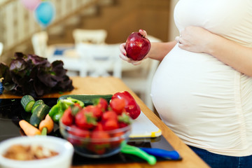 Obraz na płótnie Canvas Pregnant woman healthy diet