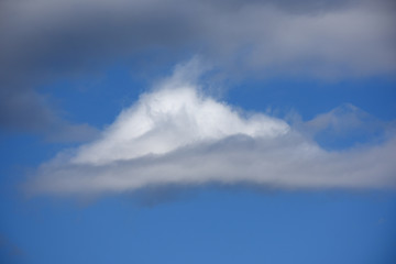 青空と雲「雲の風景」（三角形、山などのイメージ）