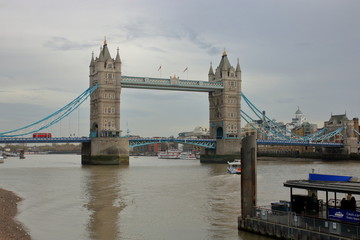 Most Tower Bridge w Londynie, Wielka Brytania, widok z brzegu Tamizy, pochmurny dzień - obrazy, fototapety, plakaty