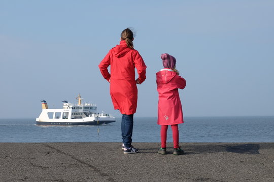 Mutter und Tochter warten auf die F&auml;hre