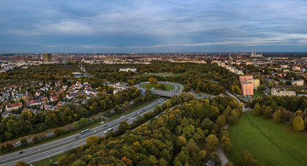 Flug &uuml;ber M&uuml;nchen, der Westpark und die angrenzende Autobahn von oben als Aerial