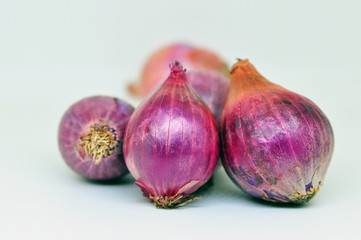 Fototapeta premium Red onions isolated on white background