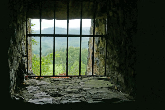 Blick aus dem vergitterten Fenster eines Burgverlieses