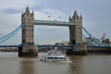 Ogólny widok na Tamizę i most Tower Bridge, po rzece płynie statek, Londyn, Wielka Brytania - obrazy, fototapety, plakaty
