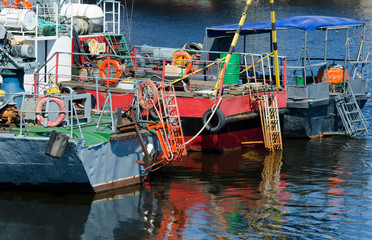 Fototapeta na wymiar boats stand at seaport