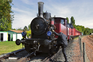 Obraz premium Vieux train à vapeur et le mécano à Saujon (17600), département de la Charente-Maritime en région Nouvelle-Aquitaine, France