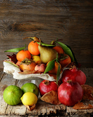 frutta autunnale e invernale su sfondo in legno vintage