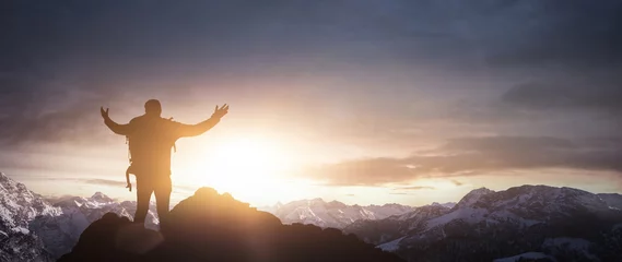 Afwasbaar Fotobehang Alpinisme Succesvolle klimmer geniet van zonsopgang