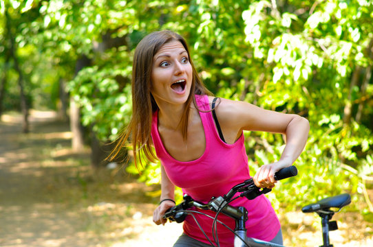 A frightened woman runs away with her bike in the Park
