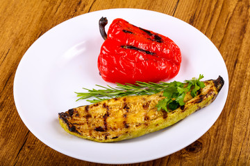 Grilled zucchini with pepper