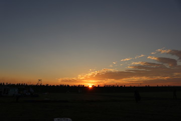 夕焼けを眺める群衆