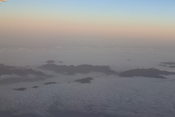 飛行機の窓からの夕陽