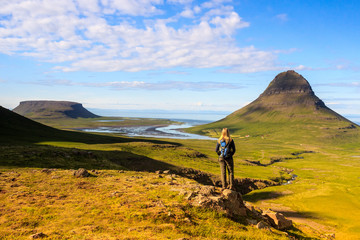 Hiker looking towards Kirkjufell / Wanderer mit Blick auf Kirkjufell