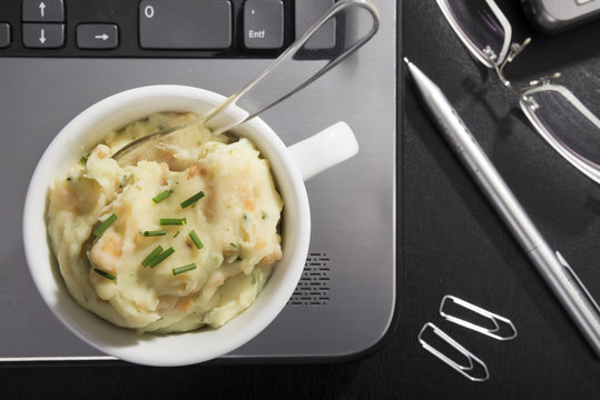 Kartoffelbrei als Pausensnack - Powered by Adobe