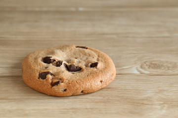 テーブルに置いた チョコチップ クッキー