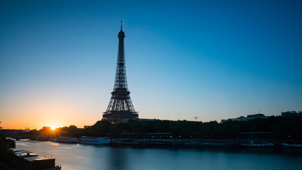 Fototapeta na wymiar Eiffel Tower at sunrise