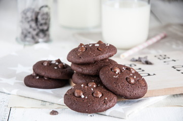 Dark chocolate cookies and milk