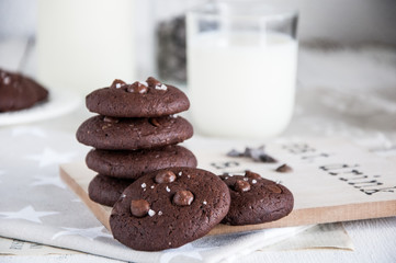 Dark chocolate cookies and milk