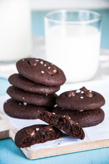 Dark chocolate cookies and milk