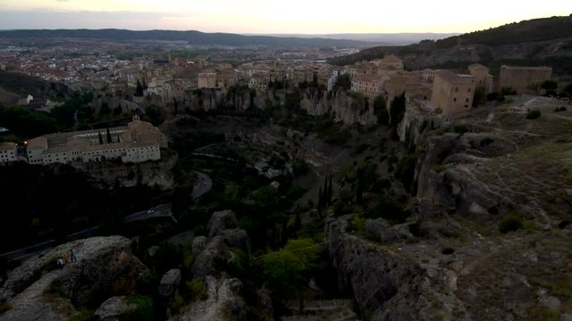 Cuenca desde el aire. La ciudad Patrimonio de la Humanidad de Cuenca (Castilla Mancha, España) es una villa medieval fortificada.