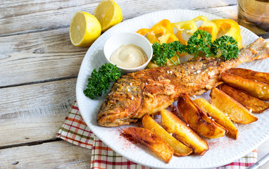 crispy fish with potatoes chips