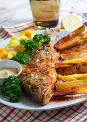 crispy fish with potatoes chips