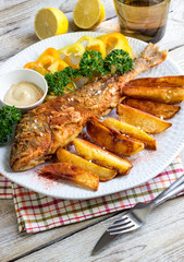 crispy fish with potatoes chips