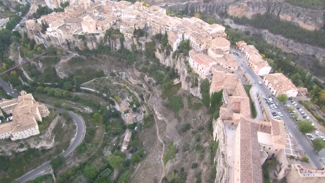 Dron en casas colgadas de Teruel, ciudad de España Patrimonio de la Humanidad por la Unesco. Video aereo con Drone