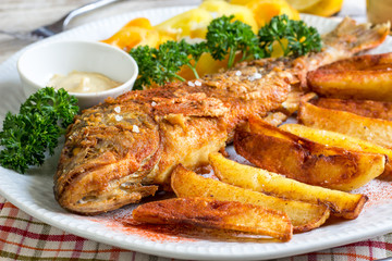 crispy fish with potatoes chips