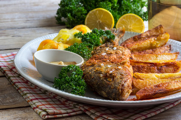 crispy fish with potatoes chips