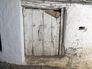 Antigua puerta de madera con grietas