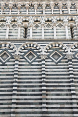 Façade en marbre polychrome de Saint-Jean-hors-les-Murs à Pistoia en Toscane, Italie